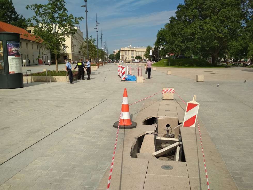  Zniszczona kolejna fontanna na pl. Litewskim (zdjęcie 5) - Autor: Paweł Buczkowski