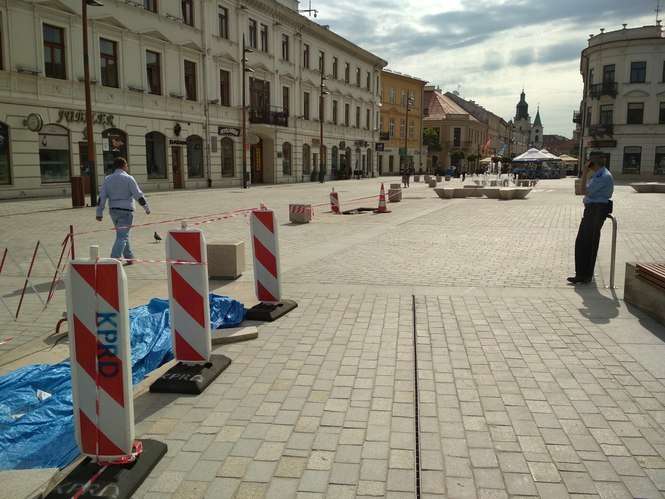 Zniszczona kolejna fontanna na pl. Litewskim