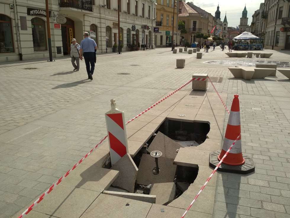  Zniszczona kolejna fontanna na pl. Litewskim (zdjęcie 8) - Autor: Paweł Buczkowski
