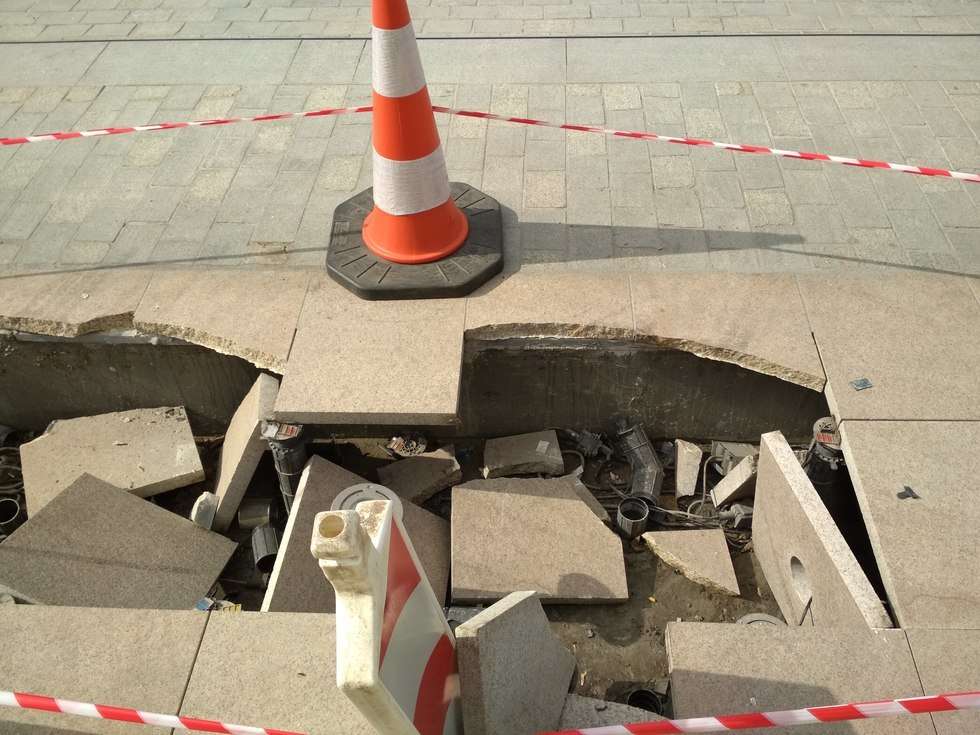  Zniszczona kolejna fontanna na pl. Litewskim (zdjęcie 7) - Autor: Paweł Buczkowski