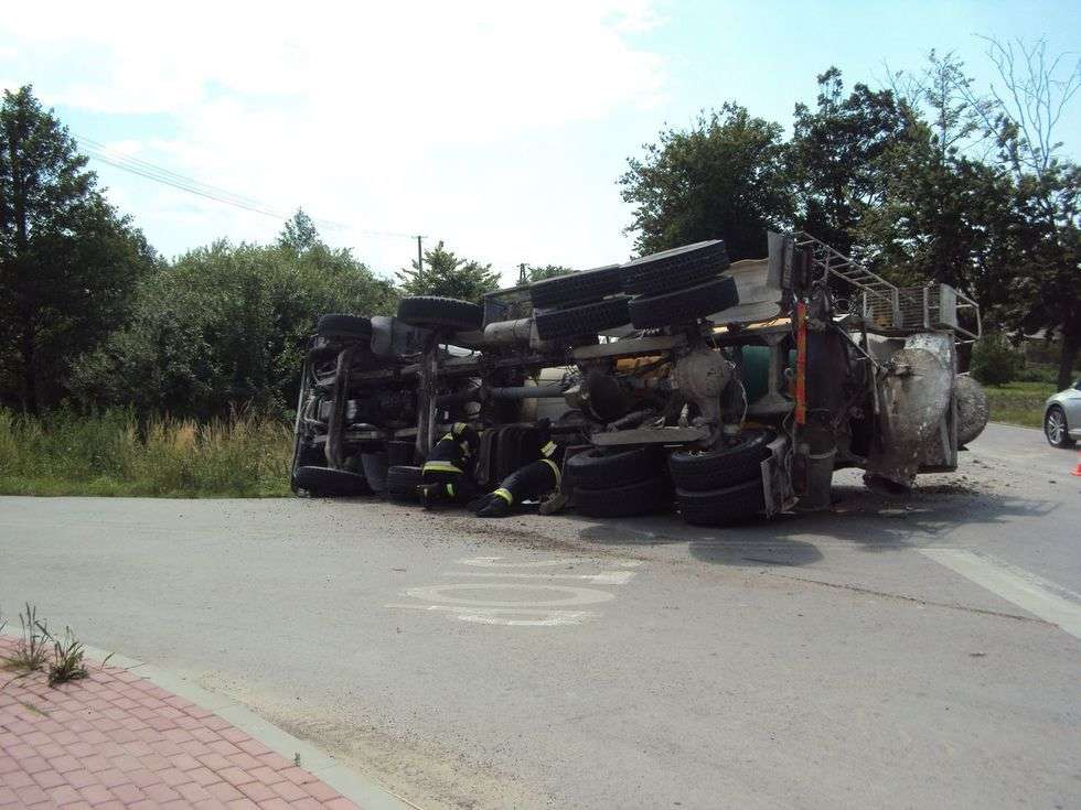  Wywrócona betoniarka (zdjęcie 3) - Autor: PSP Krasnystaw