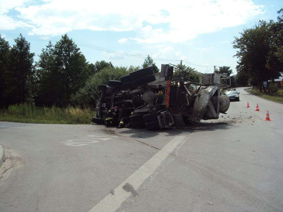  Wywrócona betoniarka  - Autor: PSP Krasnystaw