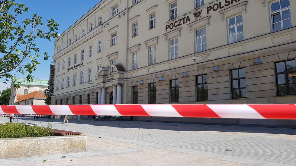  <p>Kawałek blachy spadł z budynku Poczty Polskiej przy deptaku</p>