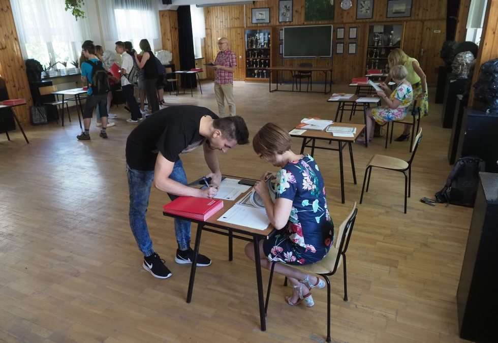  Wyniki rekrutacji i świadectwa maturalne trafiły do uczniów (zdjęcie 15) - Autor: Wojciech Nieśpiałowski