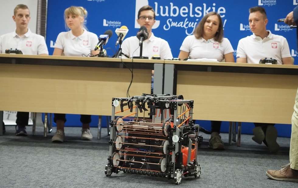  Uczniowie skonstruowali robota, pojadą z nim do USA   - Autor: Wojciech Nieśpiałowski