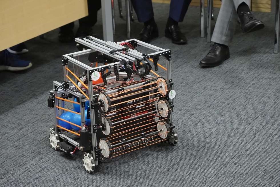  Uczniowie skonstruowali robota, pojadą z nim do USA  (zdjęcie 9) - Autor: Wojciech Nieśpiałowski