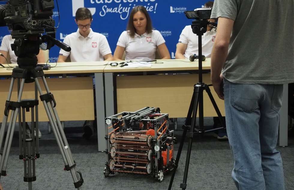 Uczniowie skonstruowali robota, pojadą z nim do USA  (zdjęcie 8) - Autor: Wojciech Nieśpiałowski