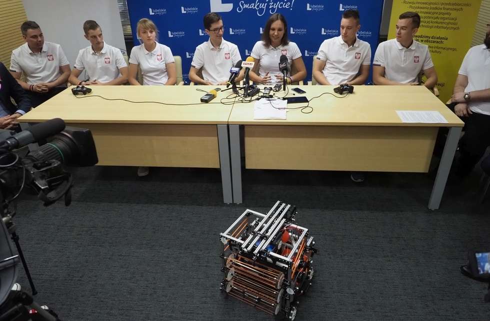  Uczniowie skonstruowali robota, pojadą z nim do USA  (zdjęcie 5) - Autor: Wojciech Nieśpiałowski