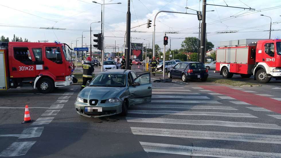  Wypadek na skrzyżowaniu ul. Zamojskiej i al. Unii Lubelskiej (zdjęcie 1) - Autor: Paweł Buczkowski