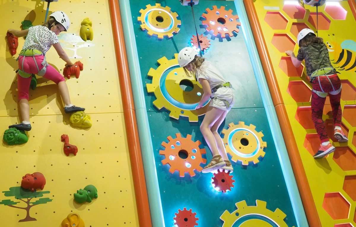 Półkolonie w mieście: dzieci bawiły się na ściankach wspinaczkowych w Sky Park - Autor: Maciej Kaczanowski