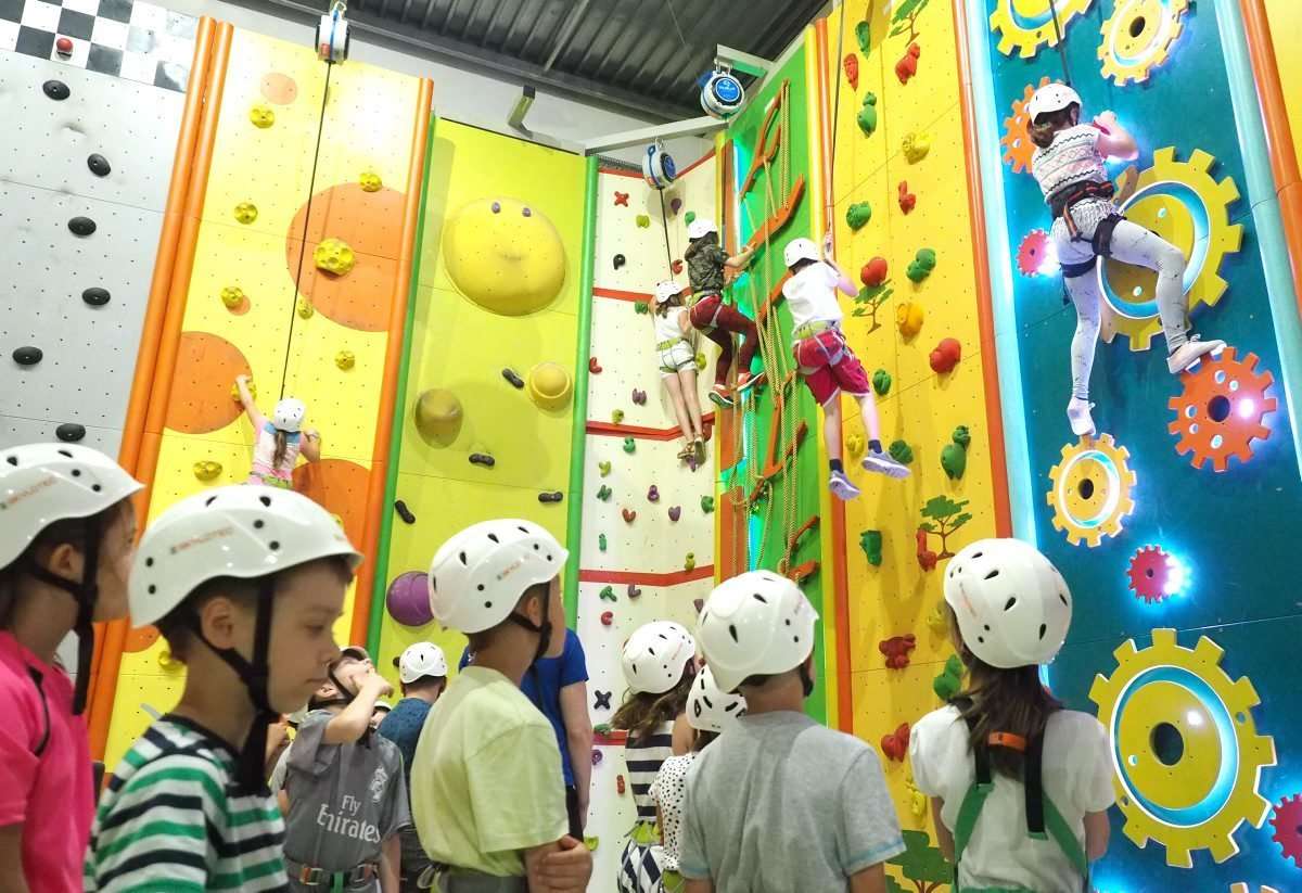 Półkolonie w mieście: dzieci bawiły się na ściankach wspinaczkowych w Sky Park