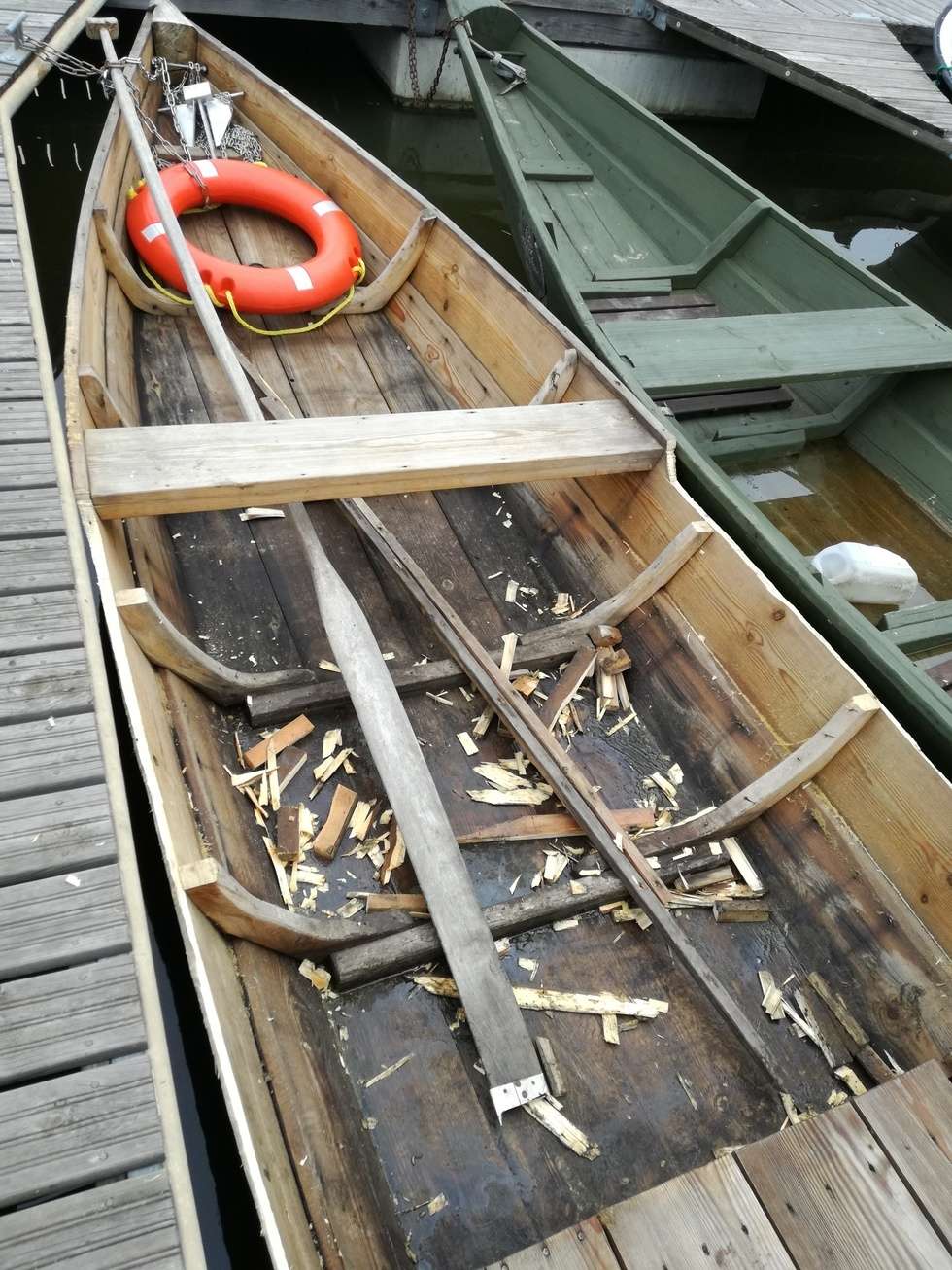  Ociosana łódka w porcie w Kazimierzu Dolnym  - Autor: Alarm 24