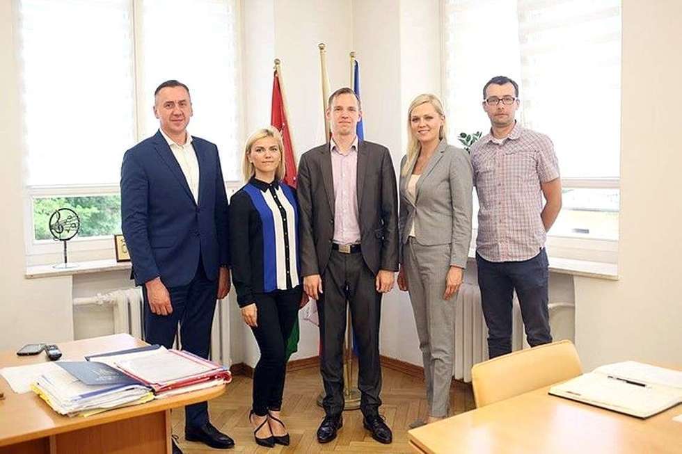  <p>Janar Kokk (w środku) z żoną Elorą (druga od lewej) na spotkaniu z Martą Majewską, zastępcą burmistrza Hrubieszowa</p>