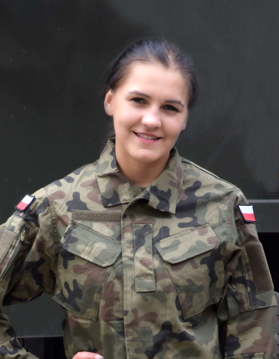  <p>szer. Karolina Borysiuk&nbsp;&ndash; 23 latka pochodząca z Międzyrzeca Podlaskiego</p>
<p>Zapytana o motywację wstąpienia do WOT odpowiada: &bdquo;Terytorialna Służba Wojskowa jest dla mnie okazją do kontynuowania mojej przygody z wojskiem, kt&oacute;ra jest dla mnie niezwykle interesująca. Bardzo lubię aktywność fizyczną, dużo biegam oraz uczestniczę w zajęciach fitness. Jeśli robiąc to co lubię mogę jednocześnie stać się użyteczna dla swojego kraju, to dlaczego miałabym tego nie zrobić? &rdquo;</p>
<p>Stopień szeregowego zdobyła w 2017 r. po ukończeniu 4 miesięcznej służby przygotowawczej w CSiL w Dęblinie. Jest absolwentką Uniwersytetu Przyrodniczo &ndash; Humanistycznego w Siedlcach na kt&oacute;rym ukończyła kierunek Bezpieczeństwo Narodowe. Pracuje jako doradca klienta w prywatnej firmie z siedzibą w swoim mieście.</p>