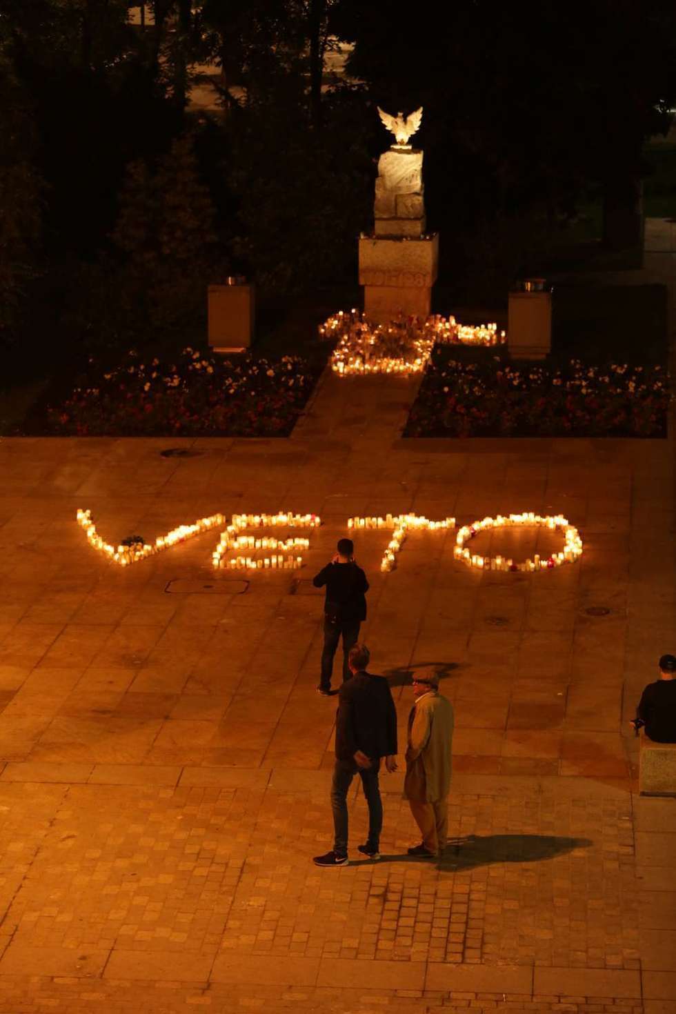  <p>Uczestnicy manifestacji utworzyli ze zniczy napis "VETO". W ten spos&oacute;b domagają się aby prezydent Andrzej Duda zawetował wszystkie trzy ustawy o sądach przyjęte przez PiS</p>