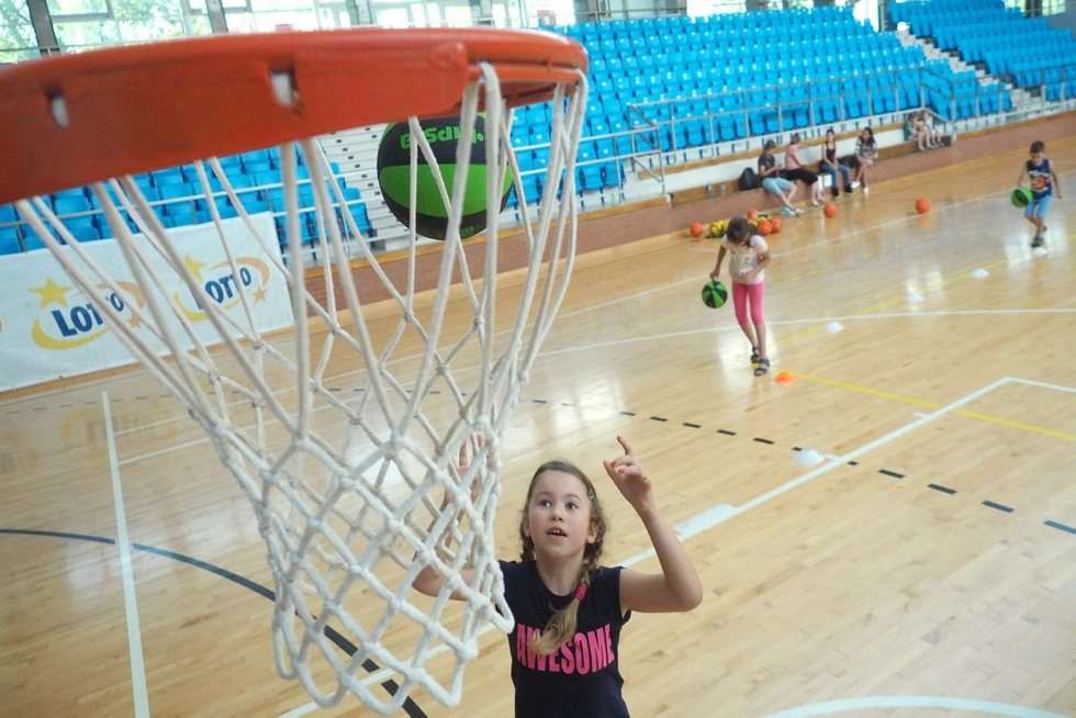 Wakacje na sportowo: trening z koszykarzami w hali MOSiR (zdjęcie 6) - Autor: Maciej Kaczanowski