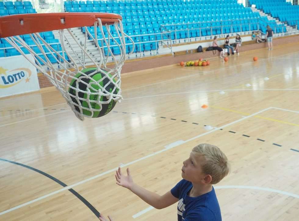  Wakacje na sportowo: trening z koszykarzami w hali MOSiR (zdjęcie 3) - Autor: Maciej Kaczanowski