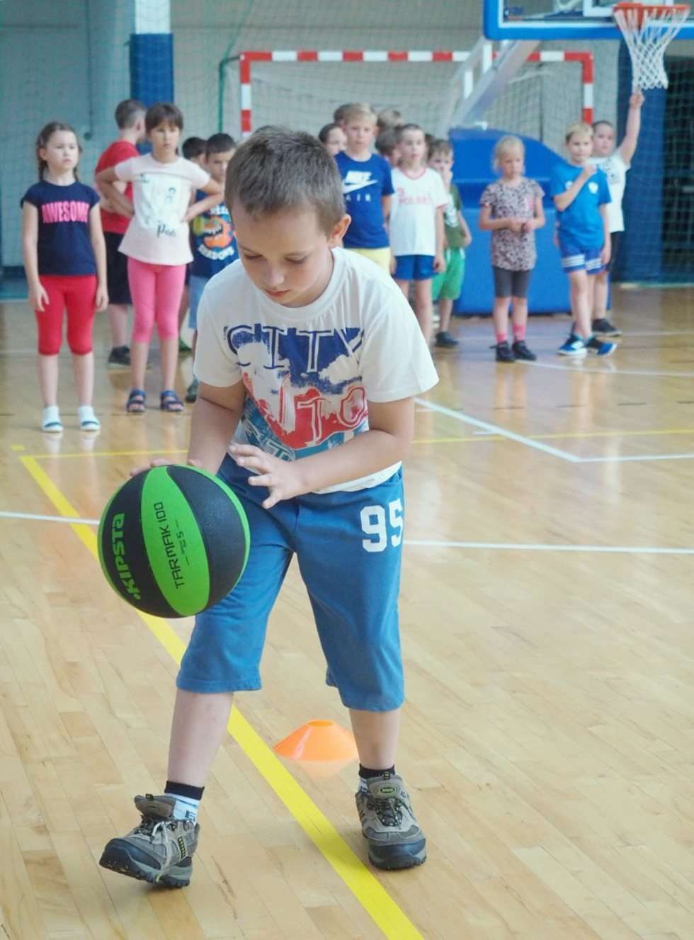  Wakacje na sportowo: trening z koszykarzami w hali MOSiR (zdjęcie 7) - Autor: Maciej Kaczanowski