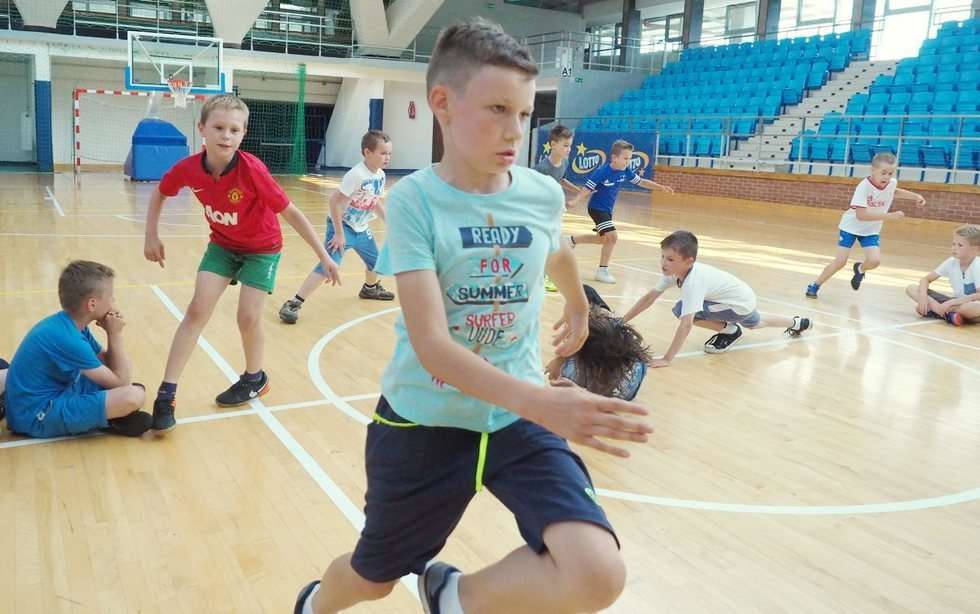  Wakacje na sportowo: trening z koszykarzami w hali MOSiR (zdjęcie 15) - Autor: Maciej Kaczanowski