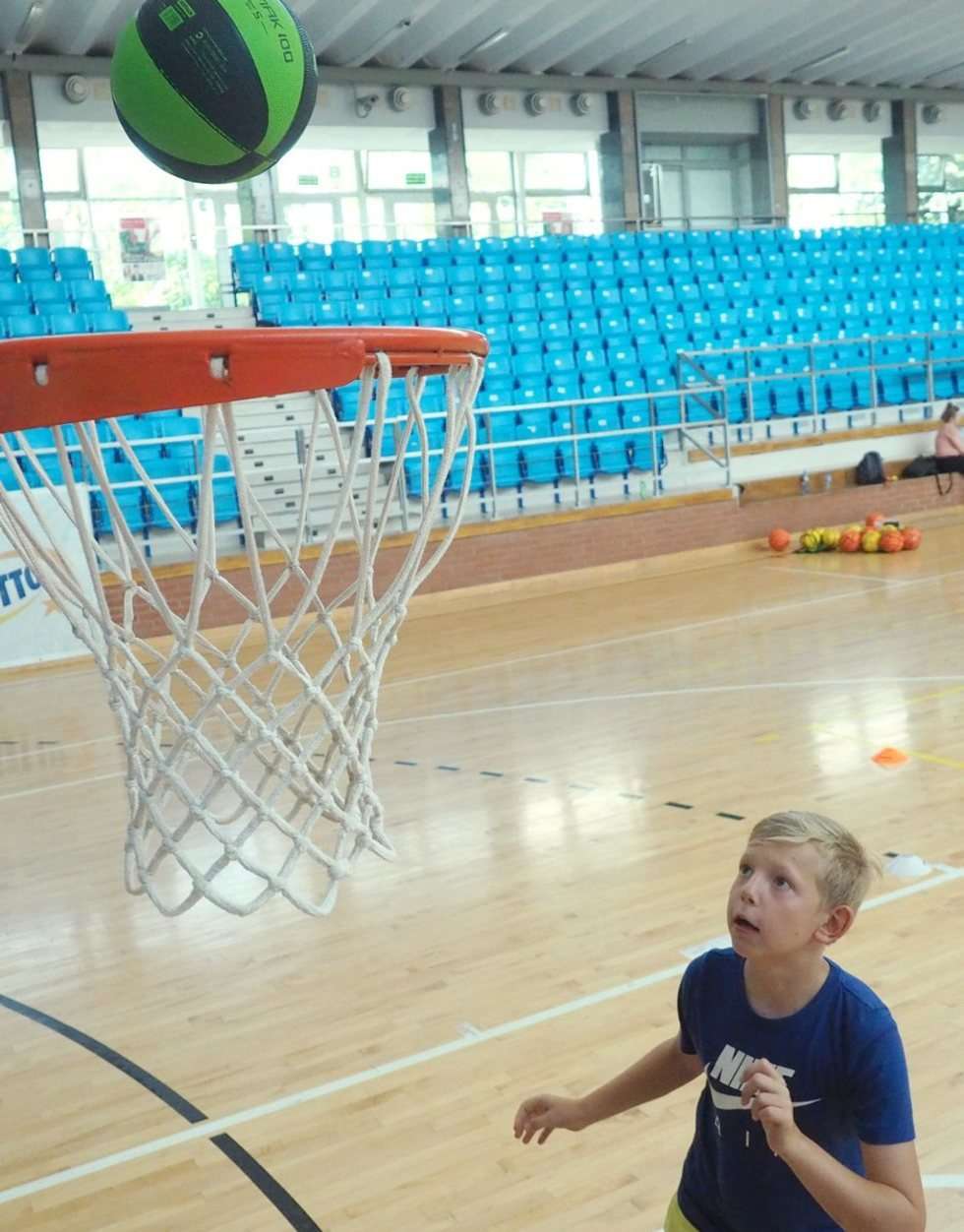  Wakacje na sportowo: trening z koszykarzami w hali MOSiR (zdjęcie 4) - Autor: Maciej Kaczanowski