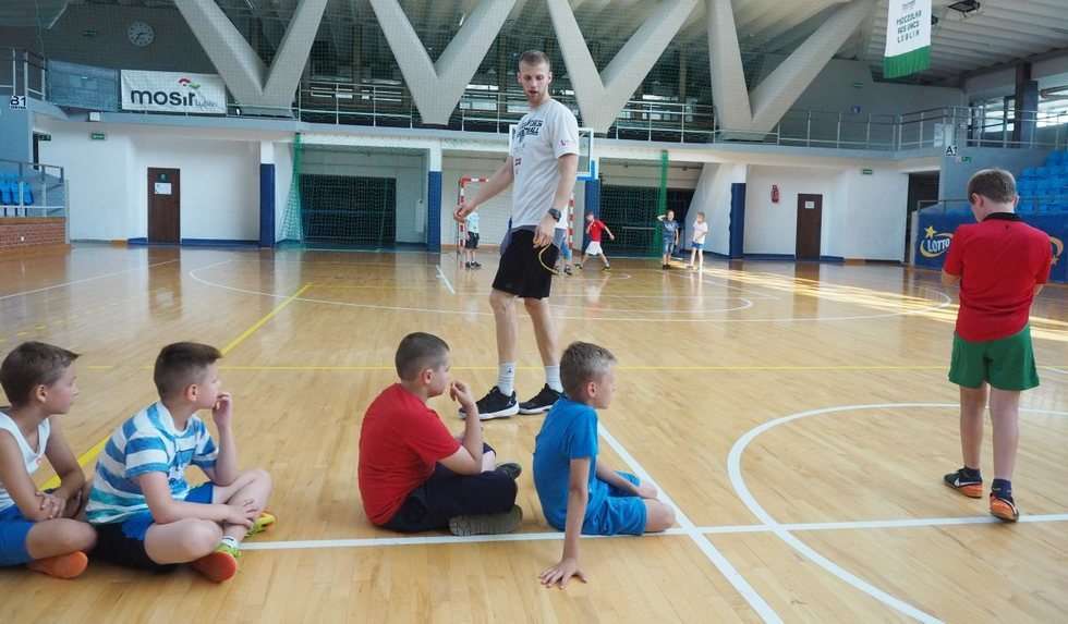 Wakacje na sportowo: trening z koszykarzami w hali MOSiR  - Autor: Maciej Kaczanowski
