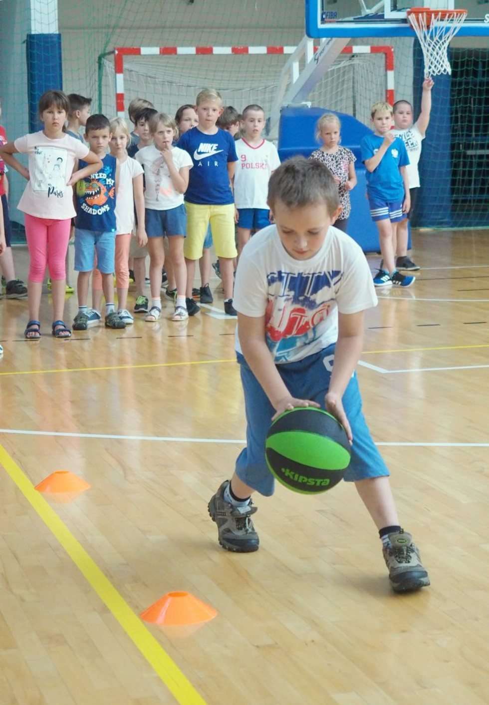  Wakacje na sportowo: trening z koszykarzami w hali MOSiR (zdjęcie 8) - Autor: Maciej Kaczanowski