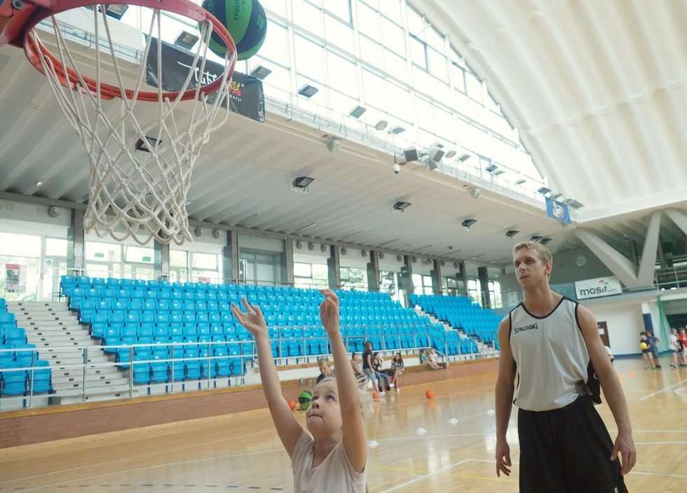  Wakacje na sportowo: trening z koszykarzami w hali MOSiR (zdjęcie 5) - Autor: Maciej Kaczanowski