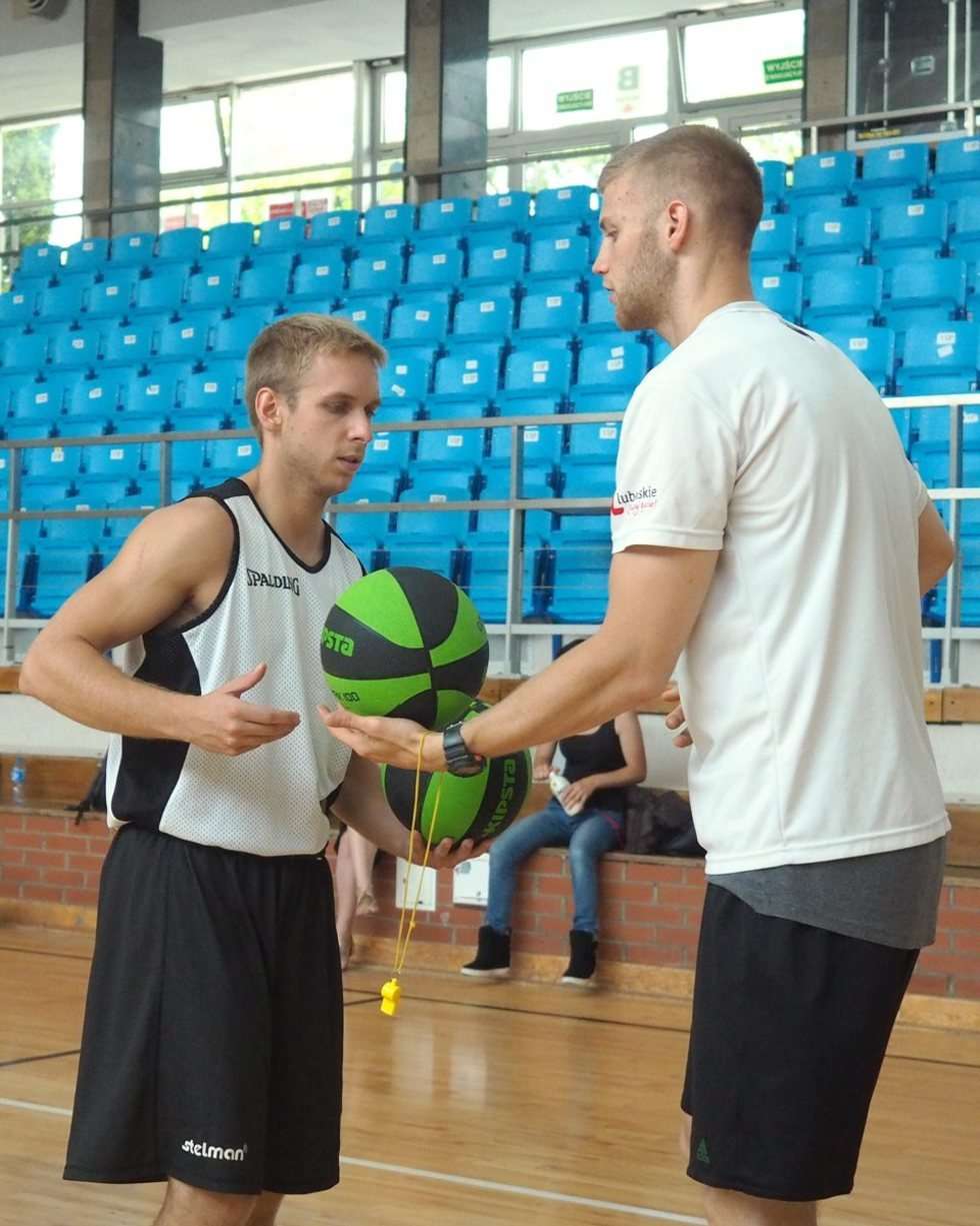  Wakacje na sportowo: trening z koszykarzami w hali MOSiR (zdjęcie 10) - Autor: Maciej Kaczanowski