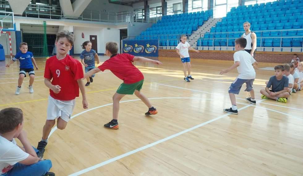  Wakacje na sportowo: trening z koszykarzami w hali MOSiR (zdjęcie 14) - Autor: Maciej Kaczanowski