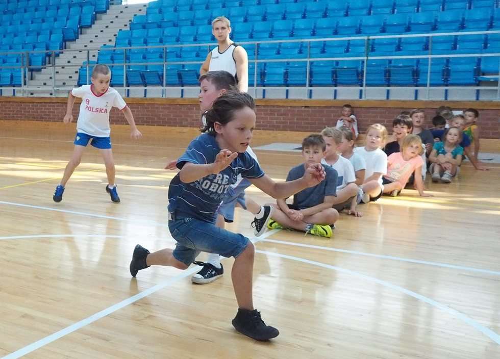  Wakacje na sportowo: trening z koszykarzami w hali MOSiR (zdjęcie 13) - Autor: Maciej Kaczanowski