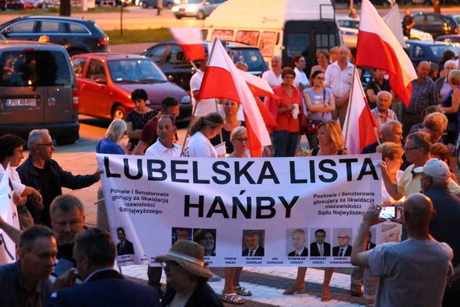 Protest przed puławskim sądem