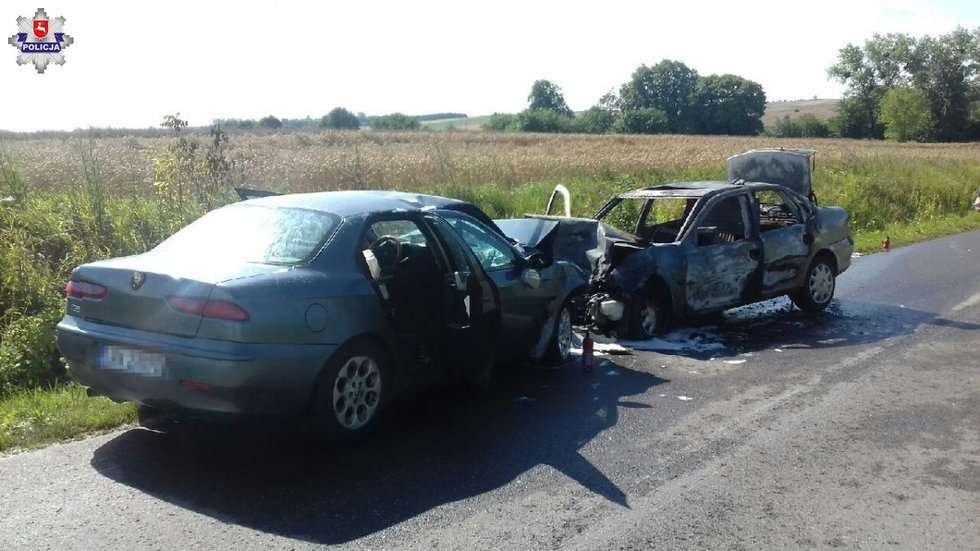  Wypadek w Olszance. Zapalił się samochód (zdjęcie 2) - Autor: Policja