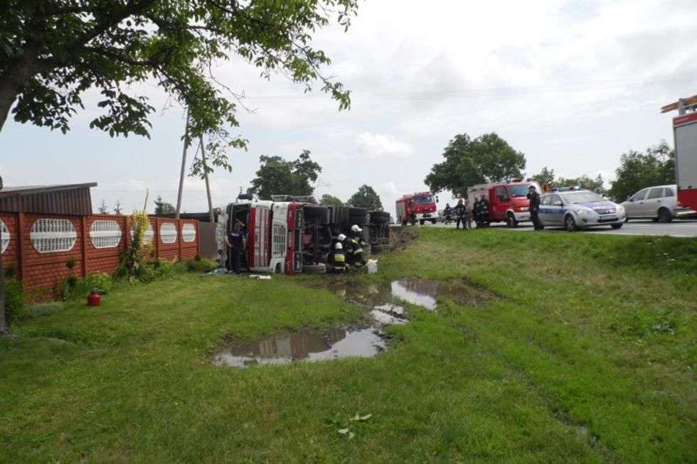  Wywrócona ciężarówka  - Autor: KP PSP w Lubartowie