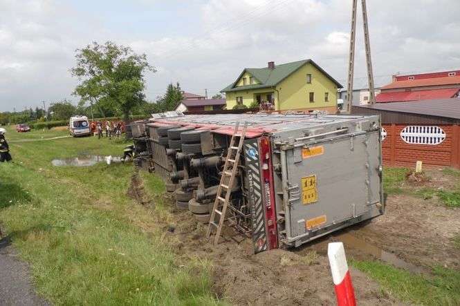 Wywrócona ciężarówka - Autor: KP PSP w Lubartowie