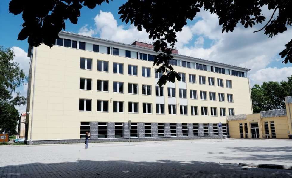  <p>Tył nowej siedziby Urzędu Miasta w Świdniku (budynek widoczny od strony parkingu)</p>