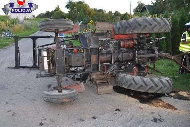 Krzywostok: Zderzenie busa z ciągnikiem rolniczym - Autor: Policja