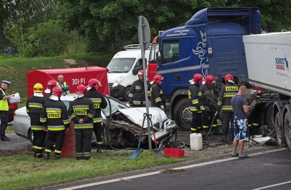  Wypadek na al. Witosa: Zderzenie ciężarówki i samochodu osobowego (zdjęcie 6) - Autor: Wojciech Nieśpiałowski