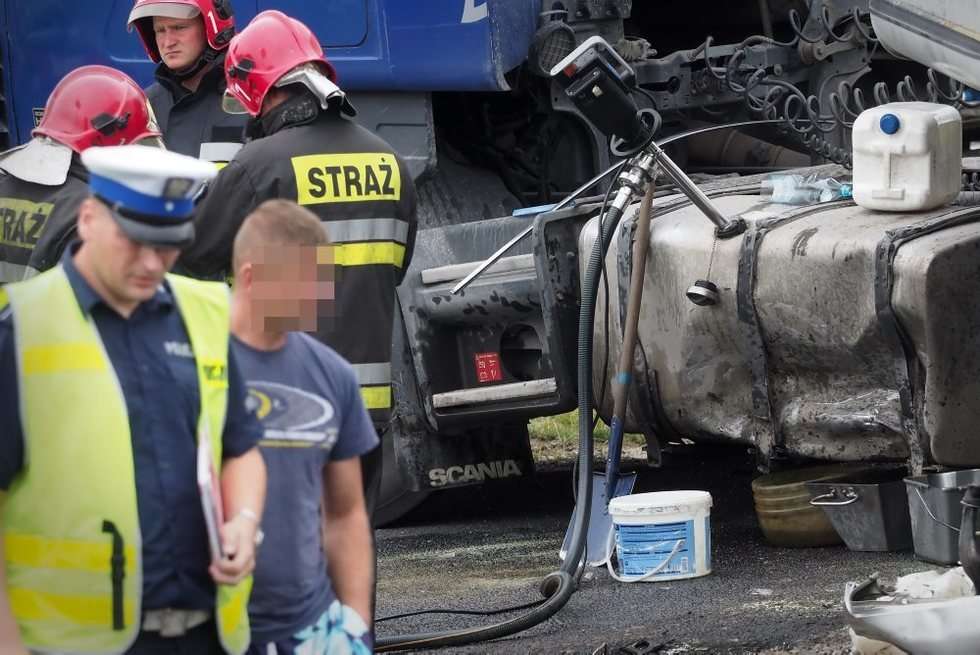  Wypadek na al. Witosa: Zderzenie ciężarówki i samochodu osobowego (zdjęcie 3) - Autor: Wojciech Nieśpiałowski
