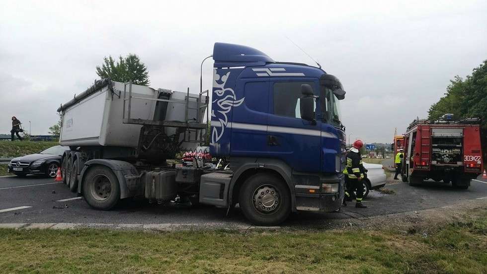  Wypadek na al. Witosa: Zderzenie ciężarówki i samochodu osobowego (zdjęcie 15) - Autor: Grzegorz Rekiel