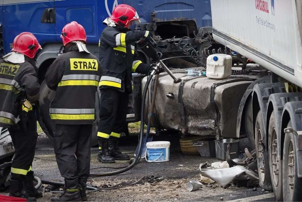  Wypadek na al. Witosa: Zderzenie ciężarówki i samochodu osobowego (zdjęcie 8) - Autor: Wojciech Nieśpiałowski