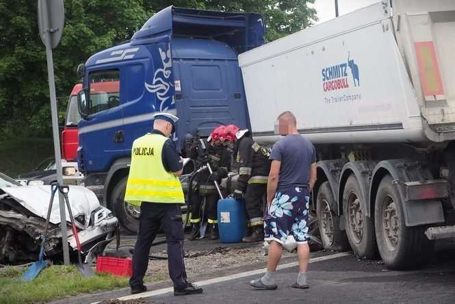 Wypadek na al. Witosa: Zderzenie ciężarówki i samochodu osobowego