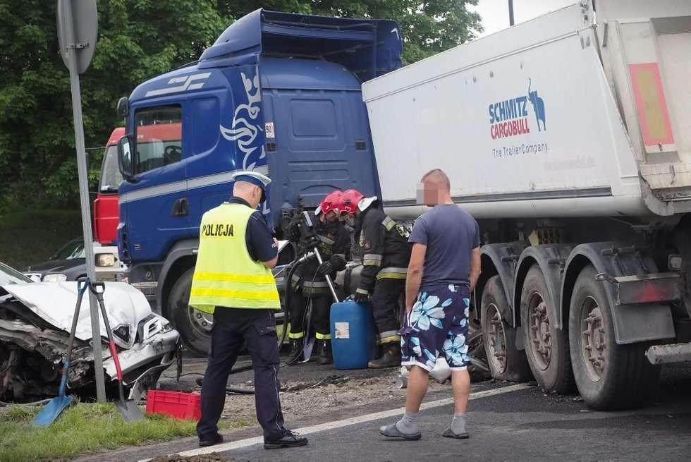  Wypadek na al. Witosa: Zderzenie ciężarówki i samochodu osobowego (zdjęcie 2) - Autor: Wojciech Nieśpiałowski