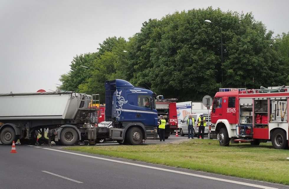 Wypadek na al. Witosa: Zderzenie ciężarówki i samochodu osobowego (zdjęcie 12) - Autor: Wojciech Nieśpiałowski