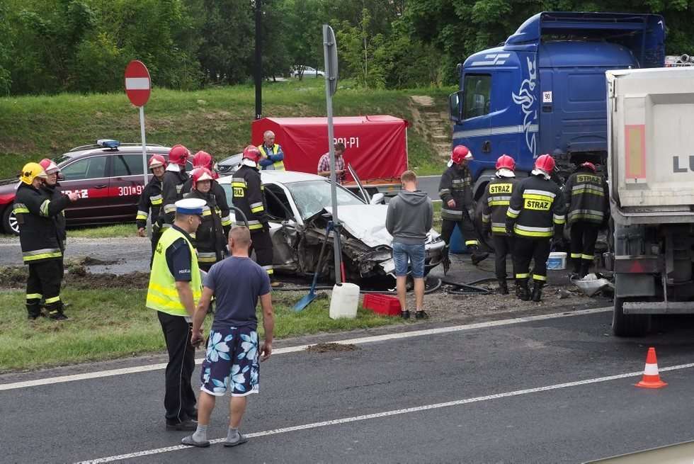  Wypadek na al. Witosa: Zderzenie ciężarówki i samochodu osobowego (zdjęcie 5) - Autor: Wojciech Nieśpiałowski