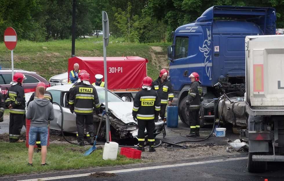  Wypadek na al. Witosa: Zderzenie ciężarówki i samochodu osobowego (zdjęcie 9) - Autor: Wojciech Nieśpiałowski