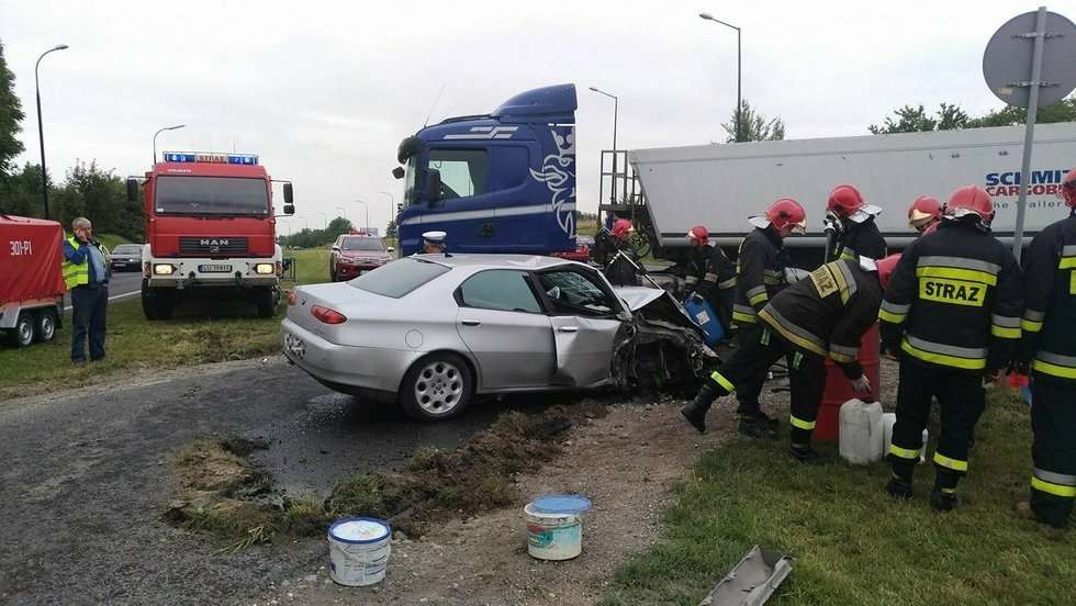  Wypadek na al. Witosa: Zderzenie ciężarówki i samochodu osobowego (zdjęcie 16) - Autor: Grzegorz Rekiel