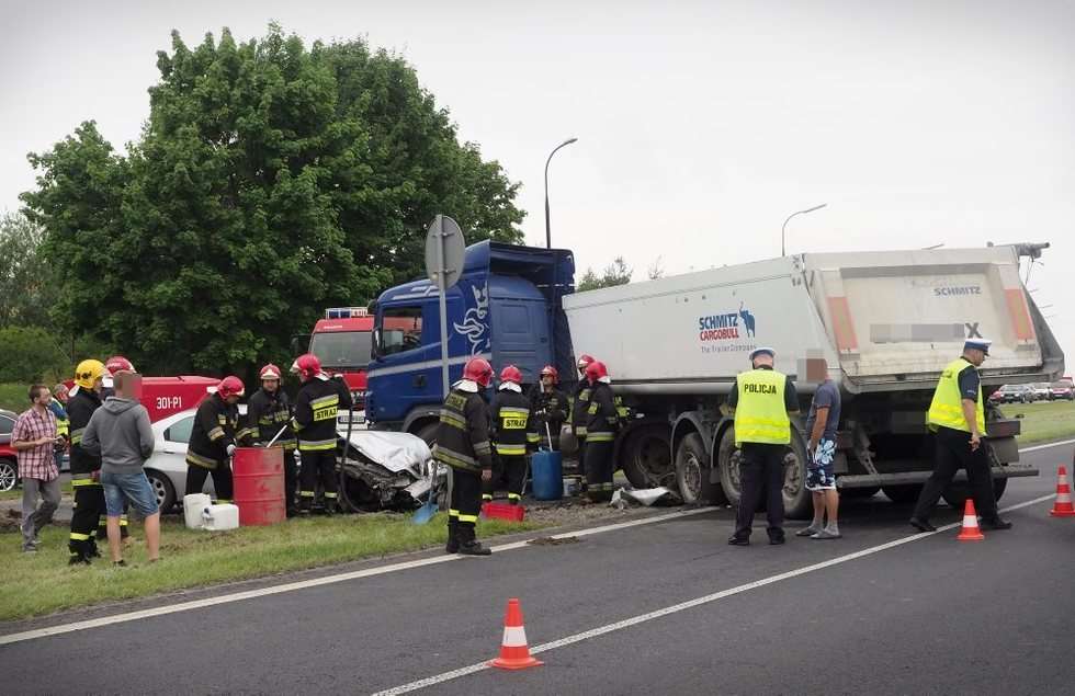  Wypadek na al. Witosa: Zderzenie ciężarówki i samochodu osobowego (zdjęcie 14) - Autor: Wojciech Nieśpiałowski