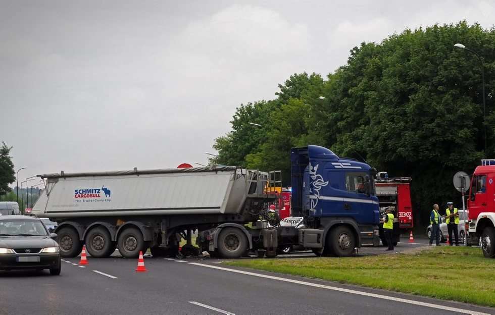  Wypadek na al. Witosa: Zderzenie ciężarówki i samochodu osobowego (zdjęcie 10) - Autor: Wojciech Nieśpiałowski