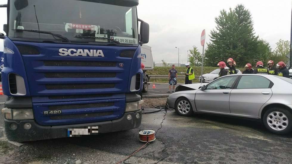  Wypadek na al. Witosa: Zderzenie ciężarówki i samochodu osobowego (zdjęcie 21) - Autor: Grzegorz Rekiel