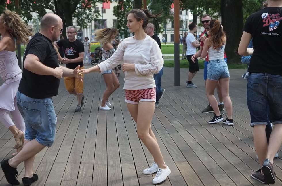  Lekcja tańca na Placu Litewskim (zdjęcie 13) - Autor: Wojciech Nieśpiałowski